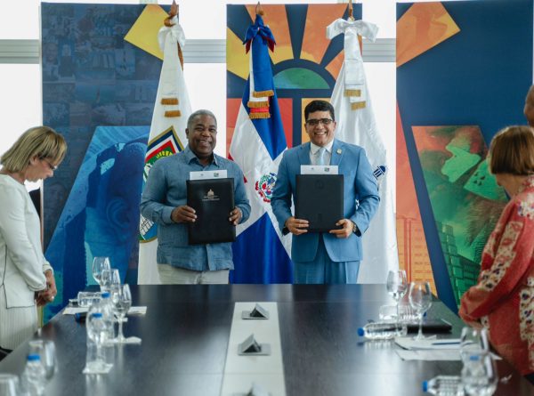 Gabinete de Política Social y Ayuntamiento de Santo Domingo Este firman acuerdo para apoyar a jóvenes vulnerables
