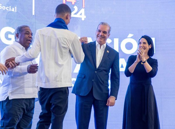 Presidente Abinader encabeza séptima graduación de más de 1300 jóvenes del programa “Oportunidad 14-24” en el Cibao