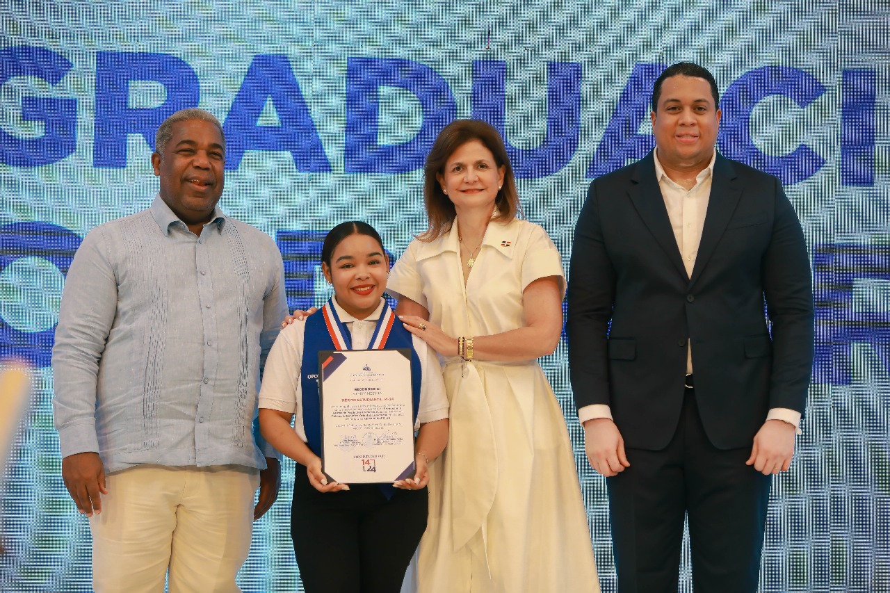 Vicepresidenta Raquel Peña encabeza octava graduación del programa Oportunidad 14-24