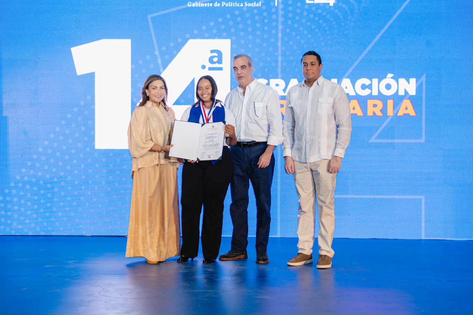 Luis Abinader encabeza graduación de 1,152 jóvenes de Oportunidad 14-24 en la Región Sur